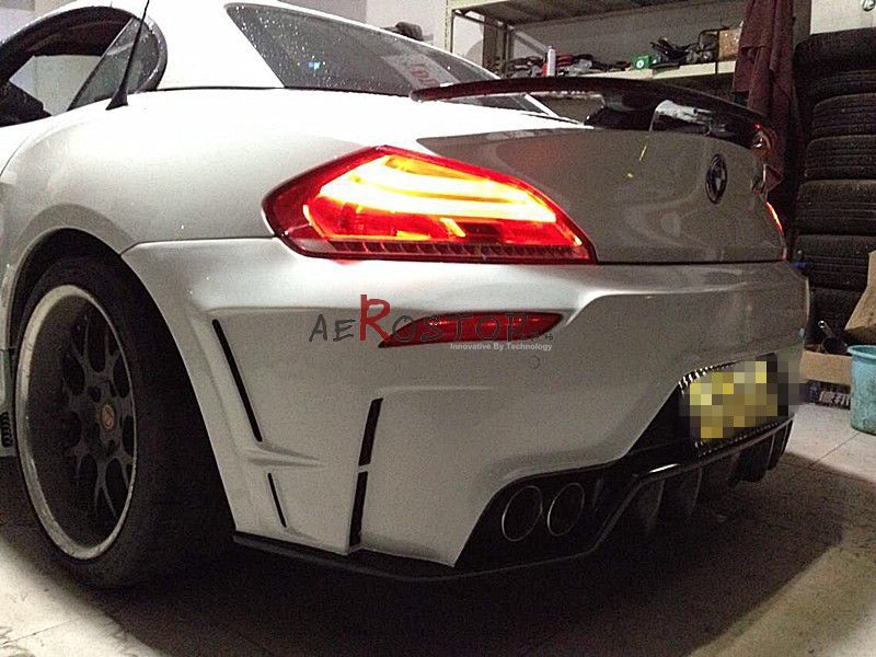 Z4 TOMMYKAIRA ROWEN STYLE REAR BUMPER WITH BRAKE LAMP