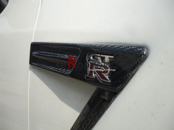 R35 GTR FRONT FENDER EMBLEM COVER