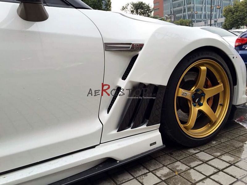 R35 GTR VARIS 14 VER FRONT FENDER WITH LOUVER FINS